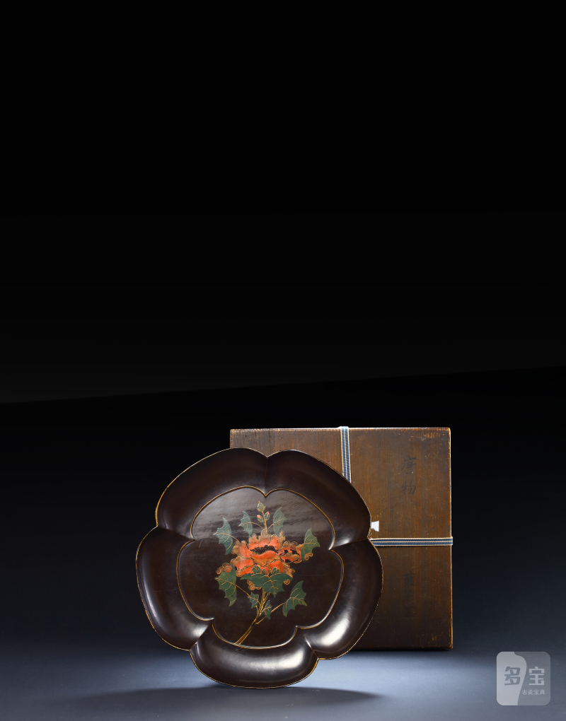 元黑漆彩绘牡丹花卉纹梅花形盘 - 图2